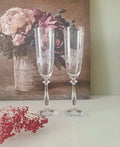 Twee champagneglazen met de hand gegraveerd